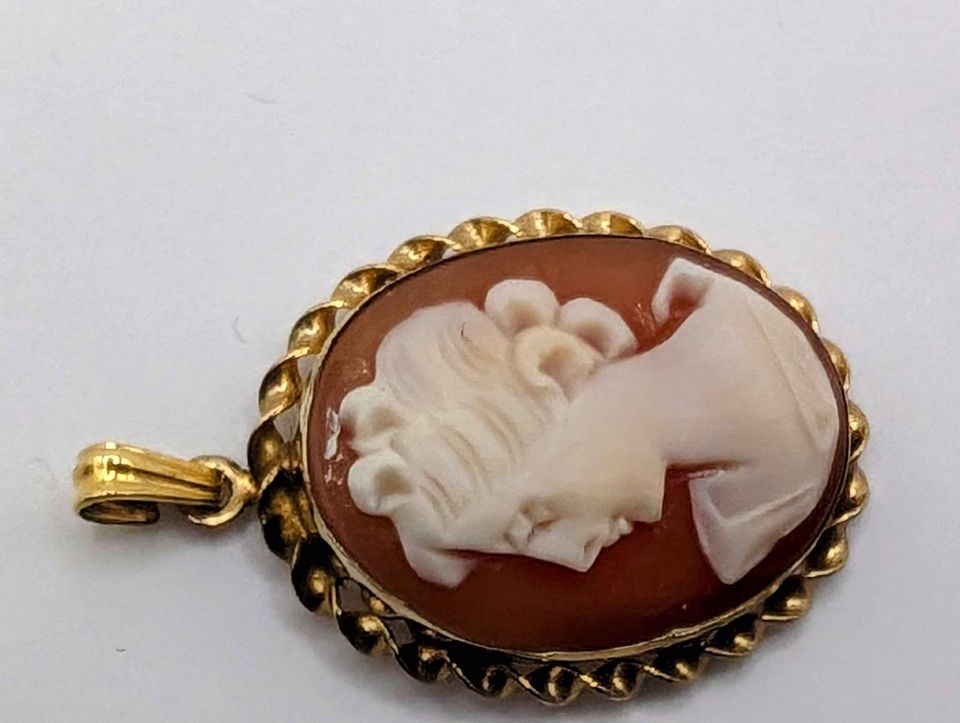 Vintage 12k gold Cameo Pendant RARE left facing, stamped